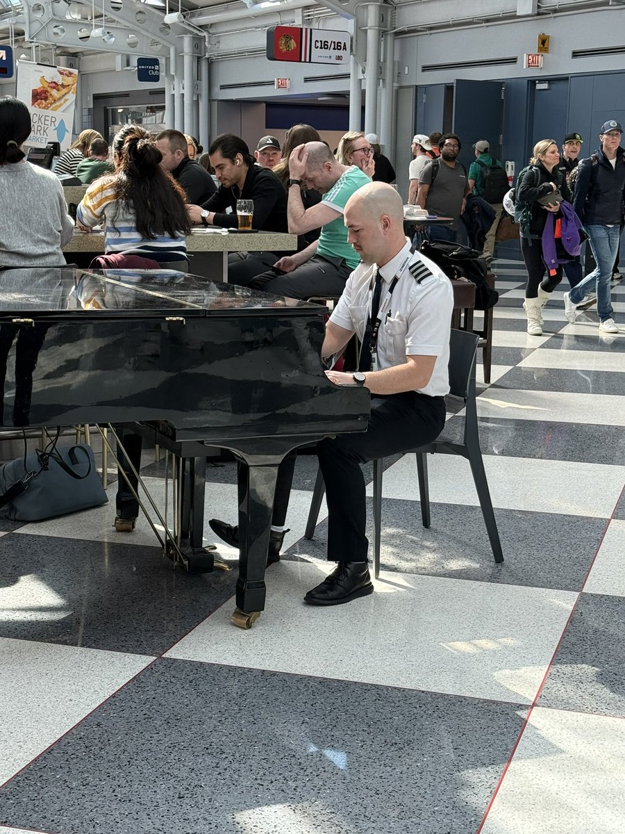 DanCaputo's tweet photo. Full service 🎶 when flying @united @fly2ohare https://t.co/9hrzRN72Ci
