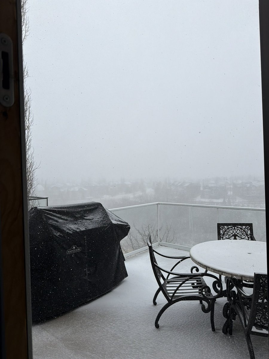 SmileyYYC's tweet photo. The snow has arrived #Calgary #SpringForward #yyc #snowmageddon #Blizzard #Snow #Sunday https://t.co/bleOzEScyE