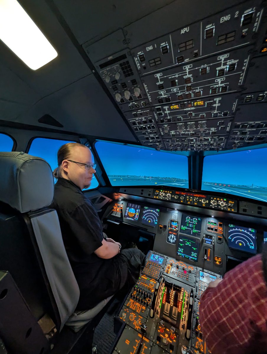 Limewolf86's tweet photo. 40y birthday present from my bf when he got me 2h at Airbus 320 simulator and next to me was sitting retired flight captain from Finnair teaching and telling his career highlights. Time went fast, had very nice experience and new ideas for home simulator flying. @S_ilmailumuseo https://t.co/UK9dkYwahD