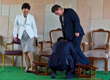 EndtheCCP2025's tweet photo. @MichelleMaxwell Xi Jinping needs someone to tie his shoelaces. https://t.co/A2hEJvJHB1
