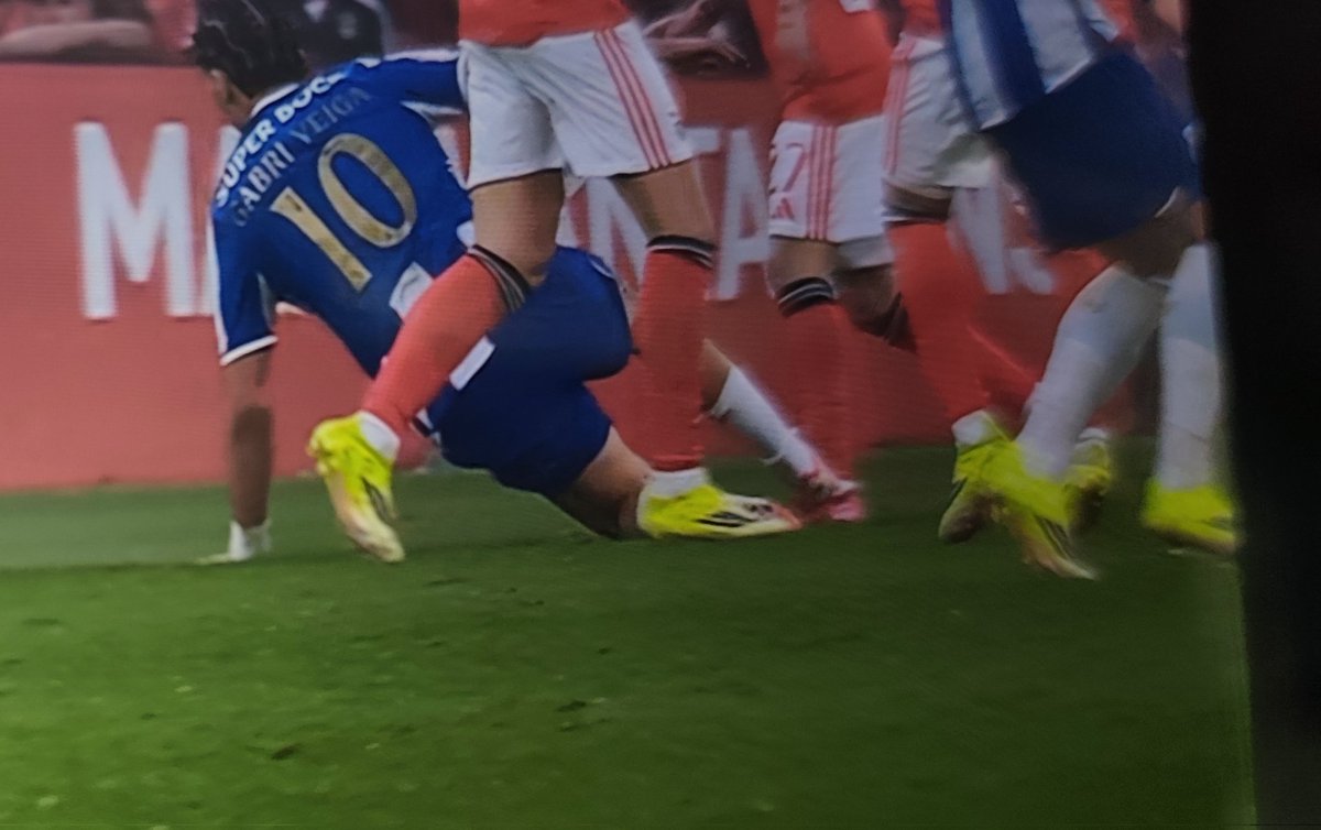 OCamisola10_'s tweet photo. Carrinho de Gabri Veiga, ao deslizar, dá um pisão do bem a Rafa.

Não deu falta e o VAR não disse nada.

Vamos ver se mantém o critério. https://t.co/Op9lts50VD