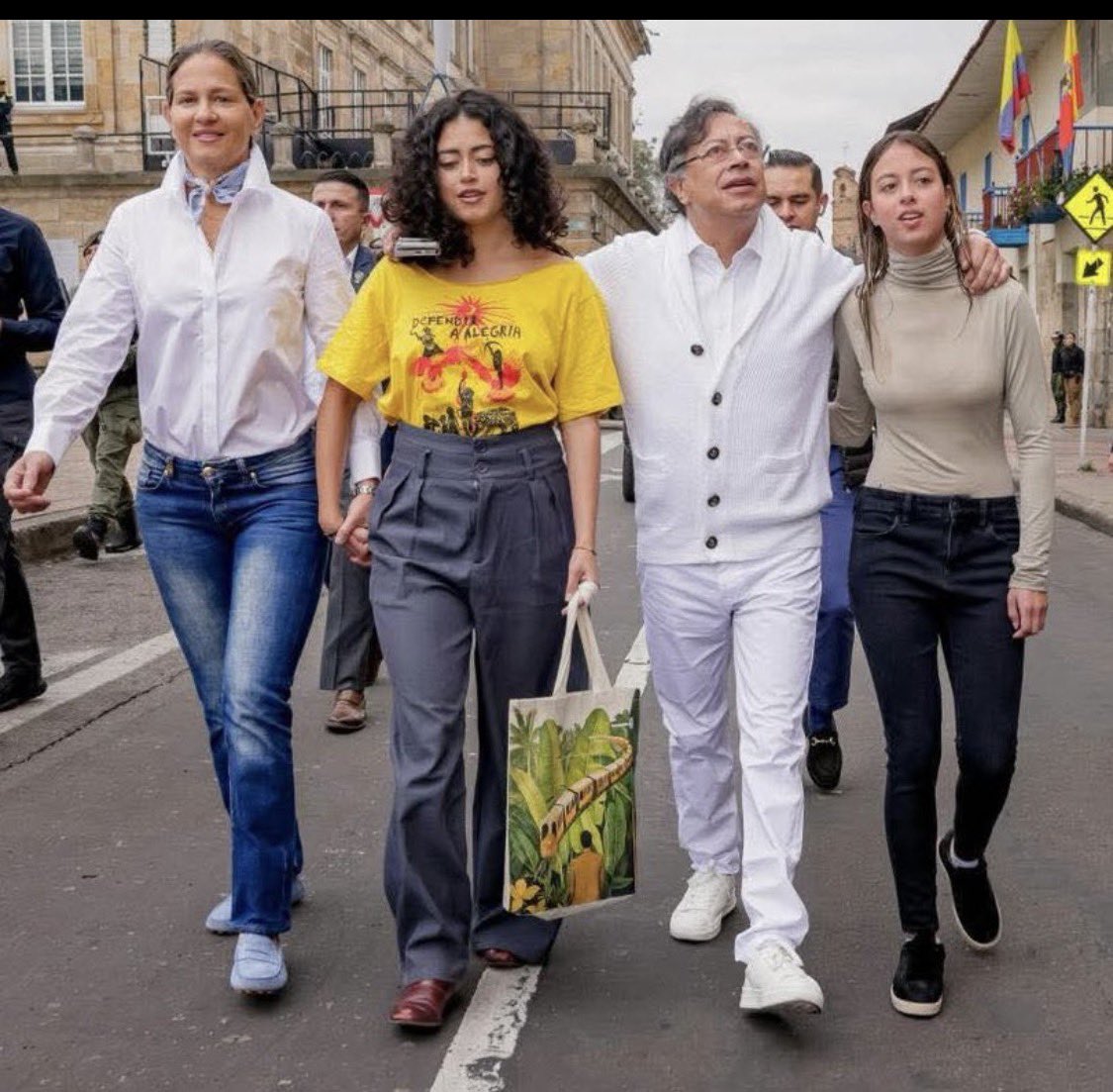 Los periodistas basuras y miserables indignados porque Petro fue a votar acompañado de Veronica Alcocer, quien les dijo a estos malparidos que uno tiene que ser enemigo de su exesposa.