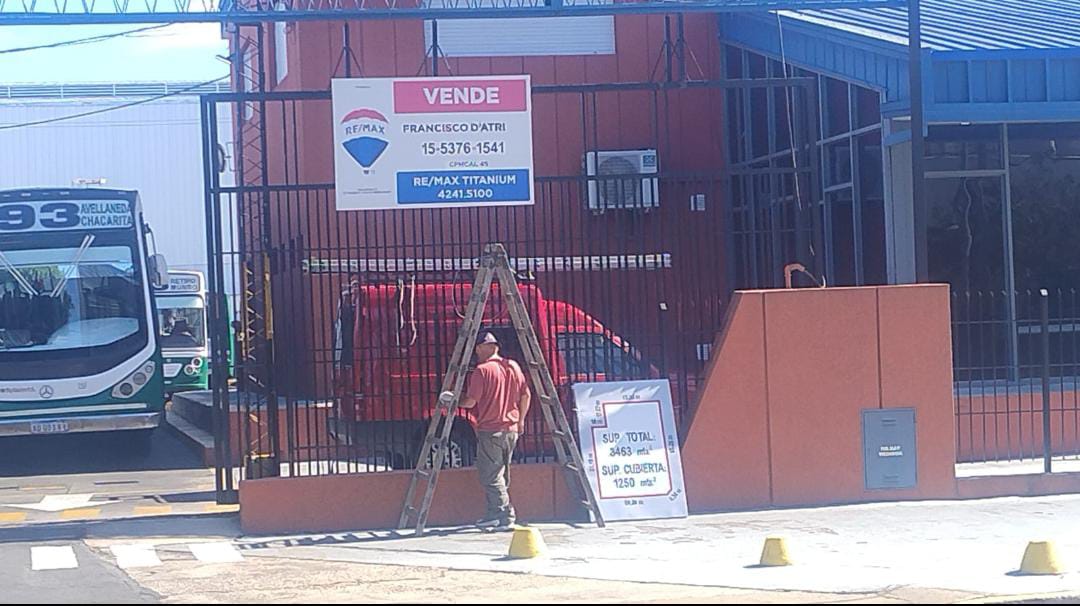 SantiSanArg's tweet photo. @CiudadDeBondis @bairesbondis @BondisATR
¡EN VENTA EL PREDIO DE LA #Linea93 EN MUNRO!
⚠Las Razones ⚠
La principal: es para abaratar costos operativos, aparte de que guardan también colectivos que ya son desagüe y la falta de Choferes de esa Zona. También es para terminar de pagar las deudas y juicios que tiene la línea hoy en día.
✅La terminal en AVELLANEDA seguirá operativa✅
😮 ¿Posible Recorte hasta Chacarita?😮
Por ahora no hay una fecha exacta, pero si, lo van a recortar hasta Chacarita por el tema del subsidio por pasajero transportado y por la venta del predio. No sé haría más el recorrido Avellaneda - Munro a futuro.
📸Créditos a quién Corresponda