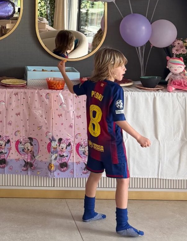 Koke’s son, Leo wearing Pedri’s Barça kit 😍😍