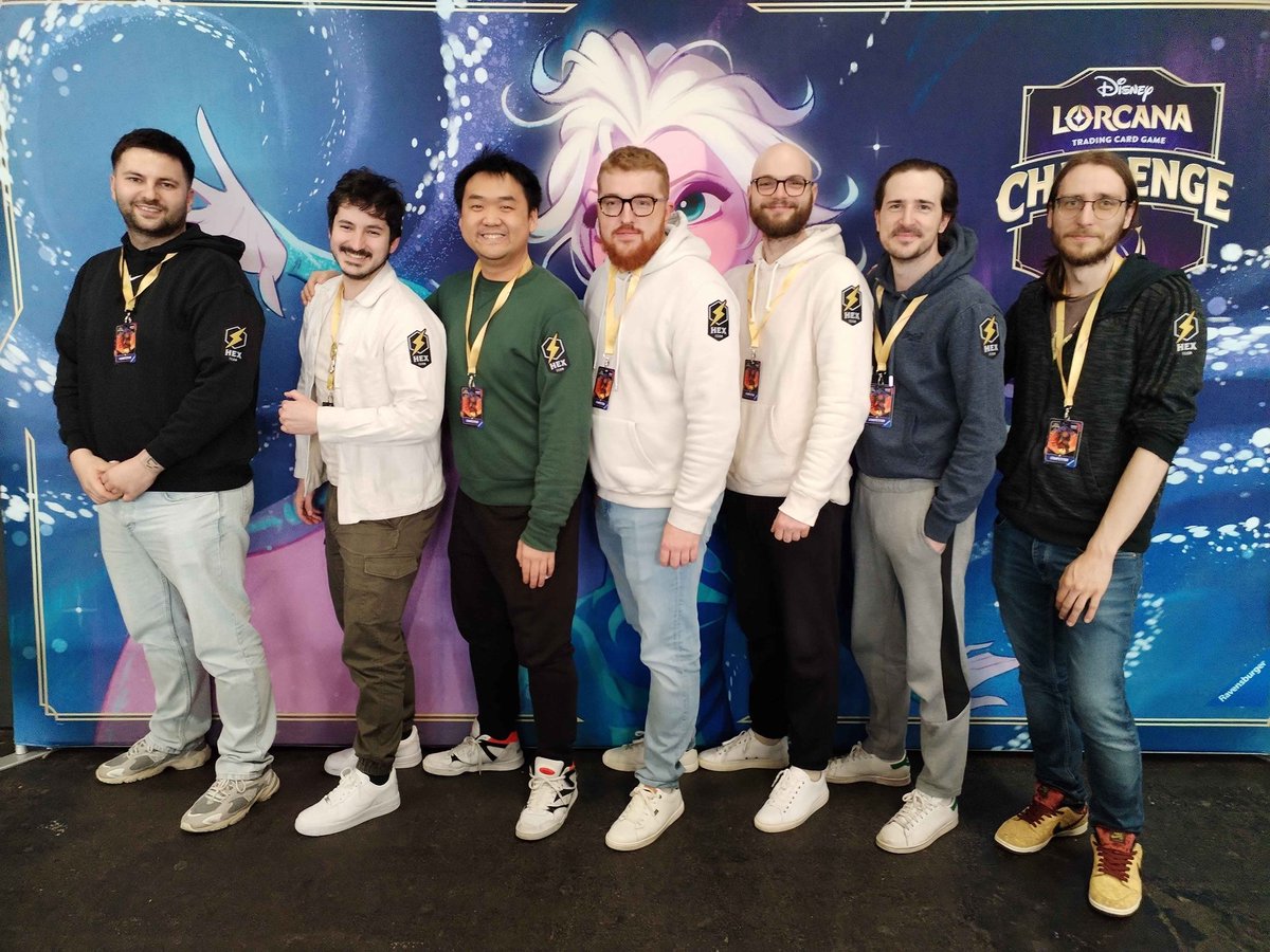 Kyuu_HotS's tweet photo. Je finis en 5-3 au DLC Ghent en 🔴🟣 boost🥲. Trop content pour mon teammate Rromain qui finit top 32 et obtient sa qualif européenne avec le même deck 🥳 Props to @Flaxeau pour le deck ! https://t.co/WdHQoErmbk