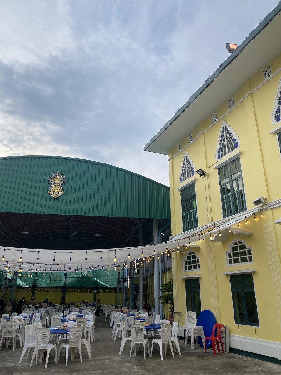vadaavia's tweet photo. 4️⃣ Masjid Chakraphong
Lokasi: Phra Athit

Nyangka ga lo pada, nih dkt Khaosan aka tempat “night life”. Lokasi di gang kecil gitu tapi famous karena ya daerah turis. Masjid terdekat dari kampus tercintah Thammasat! https://t.co/dE2QccaJoz