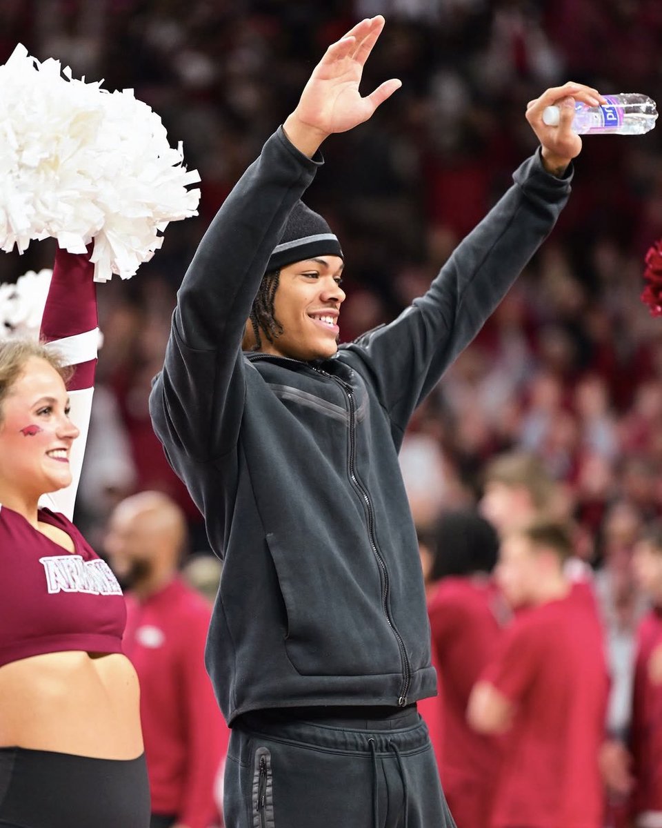 RazorbackMBB's tweet image. Mar 8, 2025: Recruit calling the Hogs 🐗
Mar 8, 2026: POY convo. Time flies 🥲 #AcuffPOY