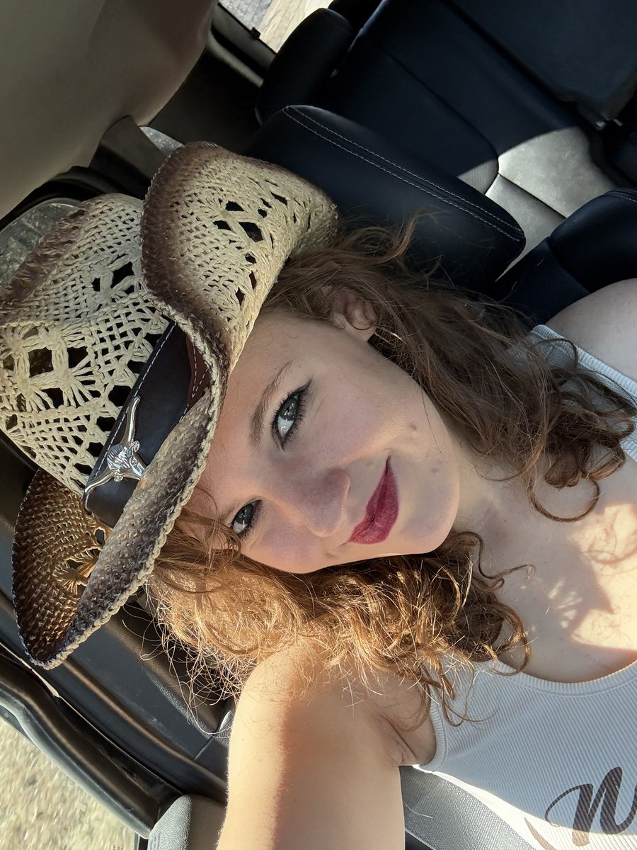 daisysinclair69's tweet photo. taking advantage of this beautiful weather to make some outdoor content today ☀️🤠
country air, sunshine… and a little mischief.
wish you were here to see what I’m getting into 😉 #CountryGirl #SunnyDays #OutdoorVibes #FlirtyEnergy #GirlNextDoor #CurvyGirls #CountryLifestyle https://t.co/fjvmZ4L4mC