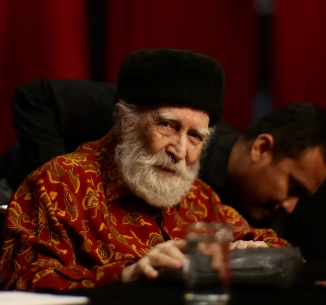 bibliyoteka's tweet photo. Seyyid Muhammed Nakîb el-Attâs vefat etmiş. Çağdaş İslâm düşüncesinin önemli isimlerindendi. İslam, Sekülerizm ve Geleceğin Felsefesi ile İslâm Metafiziğine Prolegomena başta olmak üzere önemli eserler vermişti. Allah rahmet eylesin. https://t.co/ZeBaYfb6po