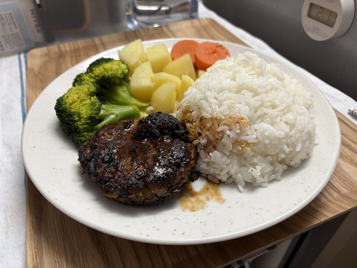 Mrkwtkr's tweet photo. 深夜食堂，挑战了汉堡肉

因为买菜晚了，用的是黑猪肉和黄牛肉馅混合，牛肉 6.4 : 猪肉3.6，口感还行。

差不多 600g 肉，做了 8 块肉饼，吃不完的可以保鲜膜包起来冷冻，复热用微波炉 600w 1:30、或平底锅加水 50ml 煮沸盖盖转小火 5m。

酱汁用的是煎肉剩下的肉汁和油，混入蔬菜焯水的汤 1 大勺、番茄酱 1 大勺、酒 1 大勺、日式酱油 2 小勺煮沸。

切身体验到，国内的生鲜还在转向一人食友好的路上，会这么想的原因是：
- 即便在盒马、小象买菜，也经常容易做得超一人份
- 产品还能继续细化分化