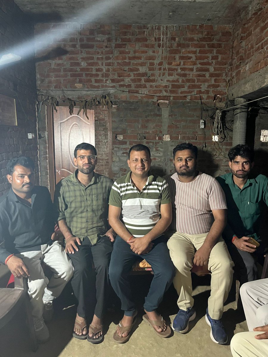 हाउस अरेस्ट कि खबर पाकर सर्वेश पांडे जी से मिलने पहुंचे 
<a href="/SawarnArmychief/">Sarvesh Pandey</a> 
<a href="/AAMentorAA/">Kaayvenh-Roll Back UGC</a> <a href="/8PM_24x7SERVICE/">VOICE OF INDIA🦁🚩⚔️ 🇮🇳🙏</a> <a href="/Akhi_8477/">मैं ब्राह्मण उन्नाव का बागी ब्राह्मणों बटे तो कटे</a> <a href="/Anti_LJ_Force/">Amar Mishra</a> <a href="/AbhinayWithYou/">Abhinay Pandey</a> <a href="/AdhishPand6457/">Adhish Pandey</a> <a href="/Brand__Pandit/">निकेत तिवारी</a> <a href="/CivicConscious_/">𝐃𝐫. 𝐕𝐞𝐝𝐢𝐤𝐚 𝐕𝐚𝐭𝐬</a>