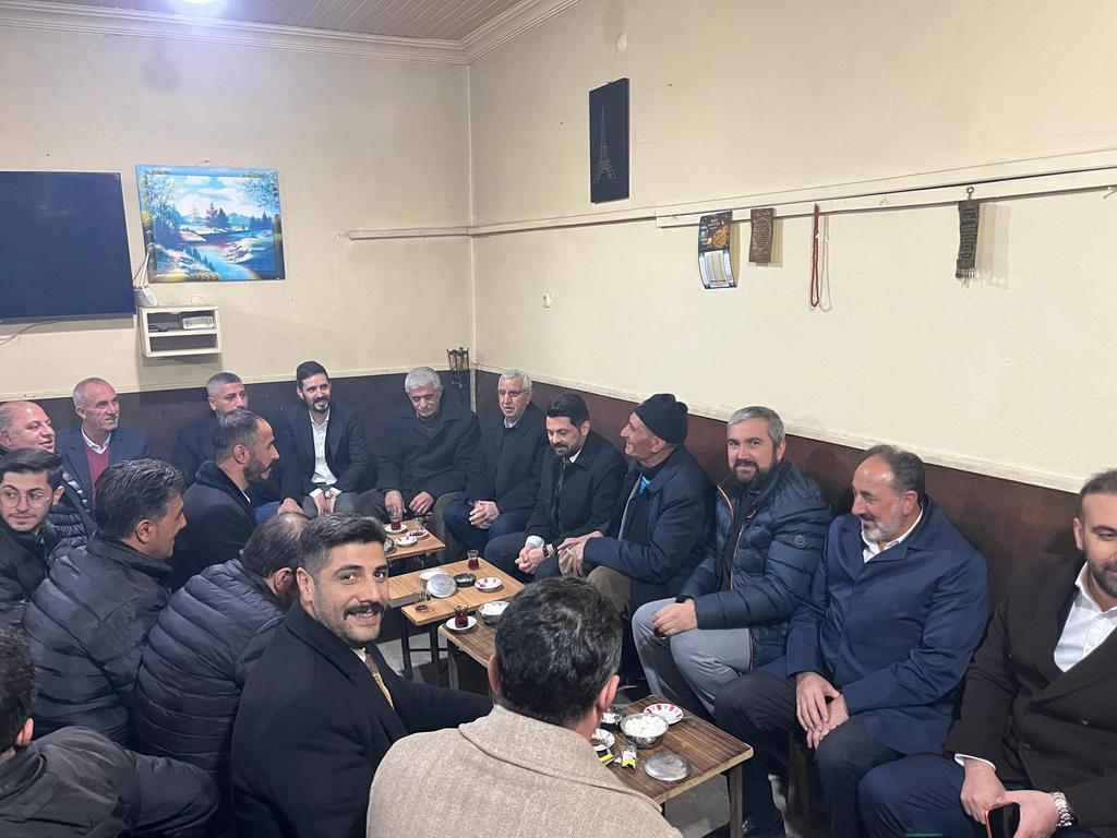 BilalKarabulak1's tweet photo. İl Başkanımız Sayın Yılmaz Seven ile iftar sonrası Karlıova’da hemşehrilerimizle bir araya geldik. Kahvehanede çaylarımızı yudumlarken dengbêjlerin kadim ezgileri geceye ayrı bir güzellik kattı. Samimiyetin, muhabbetin ve kültürümüzün iç içe olduğu güzel bir akşam yaşadık. https://t.co/5uEM9ct4d9