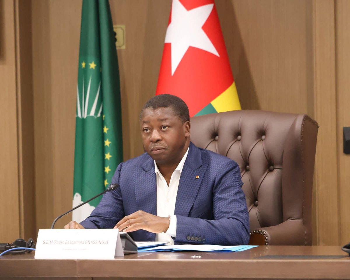 D_Gamedo's tweet photo. Rires. J’adore @FEGnassingbe ! C’est un homme, oui un vrai Chef avec la sérénité hors pair et une #résilience politique racée. Il faut être un leader #accompli pour intriguer, #fasciner, dérouter et rassurer. Et ce depuis des années. C'est là que réside l'#énigme des véritables #bâtisseurs. Il faut catalyser les passions pour imprimer sa marque dans l'#histoire.
 
Il est si mauvais mais le #Togo est devenu le carrefour #stratégique de l’Afrique et des puissances. C’est un message.