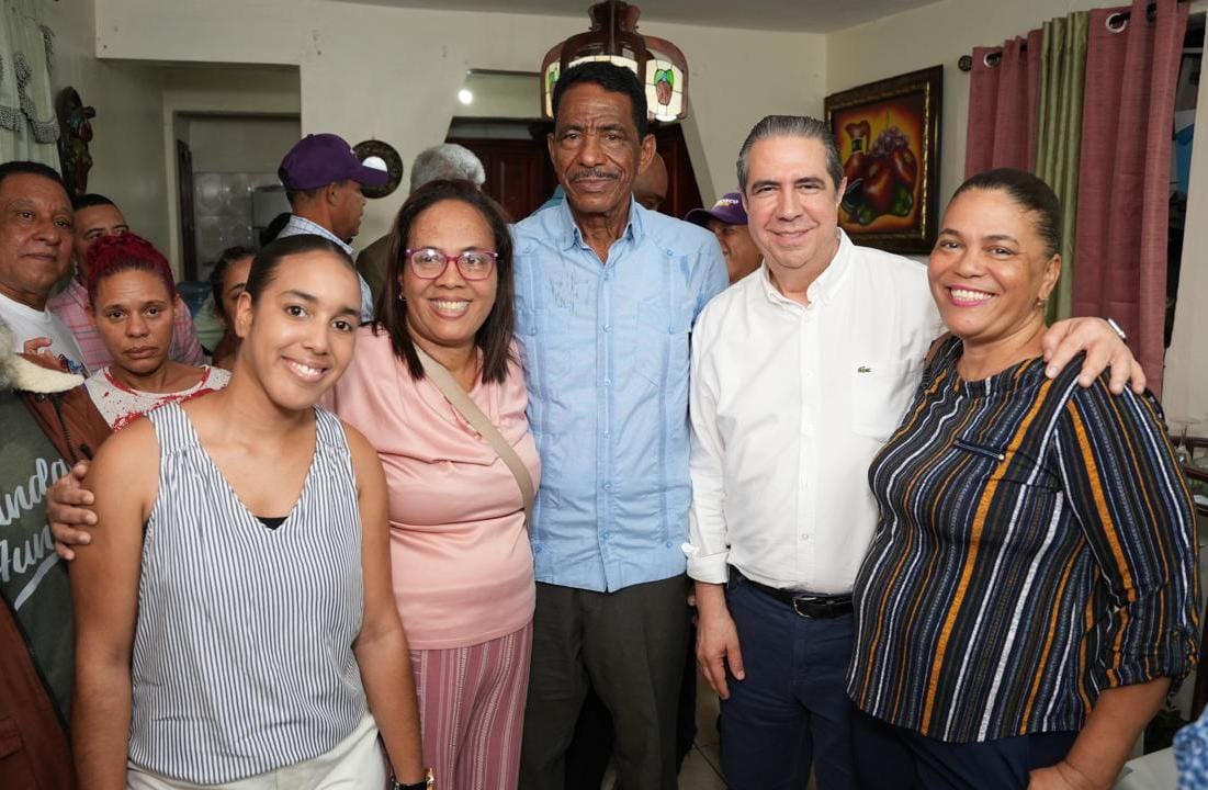 marizan_rafael's tweet photo. Cristo Rey de Santiago, el dirigente político y comunitario Manuel Núñez (Ñoño) encabezó un importante encuentro junto a comunitarios y dirigentes del sector para recibir al próximo presidente, Francisco Javier.💪🏾😎

#FranciscoJavierPresidente⭐
#SinDistracción
#FJ2028 https://t.co/q4btMmqS0t