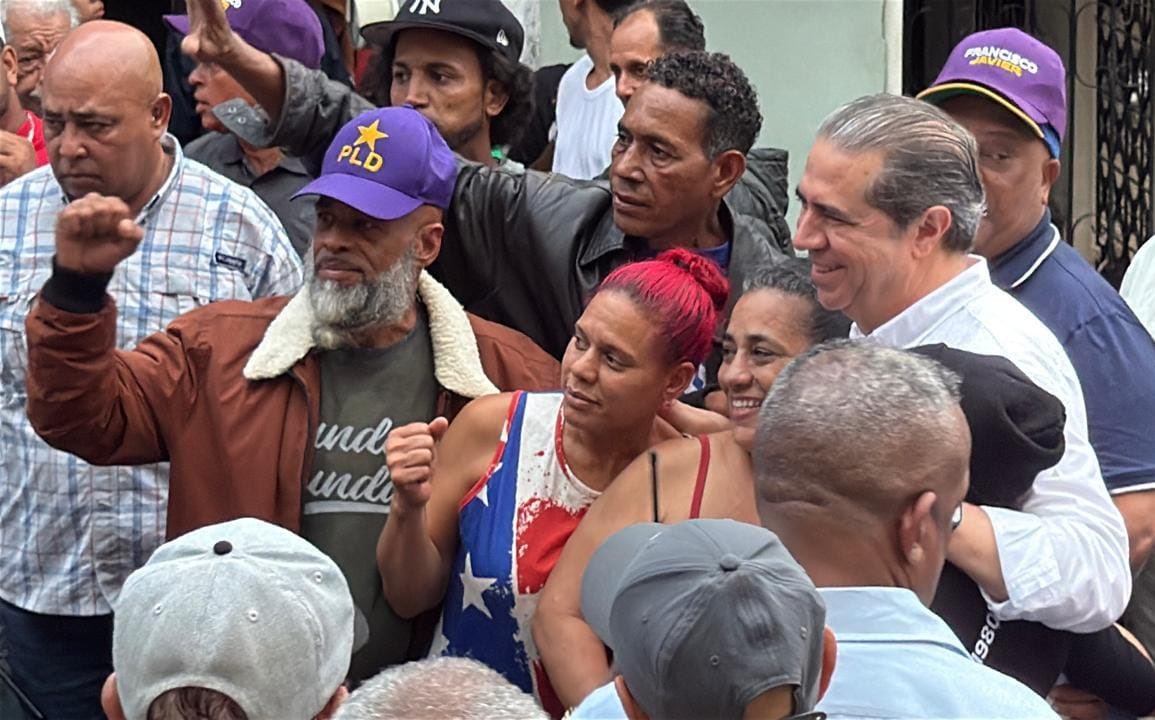 marizan_rafael's tweet photo. Cristo Rey de Santiago, el dirigente político y comunitario Manuel Núñez (Ñoño) encabezó un importante encuentro junto a comunitarios y dirigentes del sector para recibir al próximo presidente, Francisco Javier.💪🏾😎

#FranciscoJavierPresidente⭐
#SinDistracción
#FJ2028 https://t.co/q4btMmqS0t