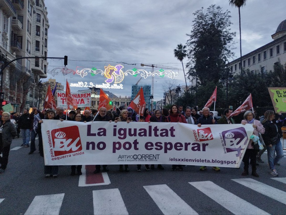 Omplim els carrers per a recordar que els drets conquistats mai han sigut regals: han sigut fruit de la lluita col·lectiva de les dones treballadores.

Enfront dels qui volen retrocedir, més feminisme, més igualtat i més justícia social. Sense feminisme no hi ha democràcia #8M