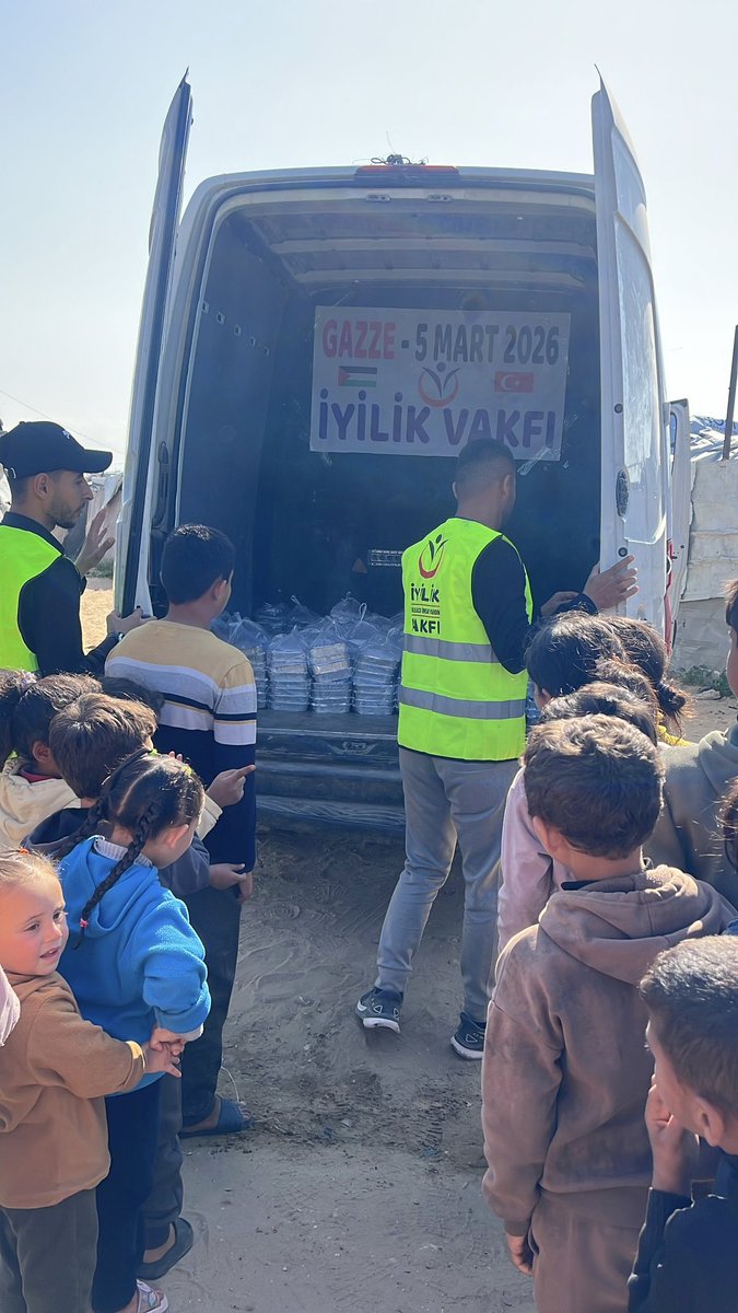 iyilikvakfi's tweet photo. Gazze’de Dünya Yetimler Günü vesilesiyle yetim çocuklara iftar yemeği dağıtımı gerçekleştirdik.

Yetim yavrularımızın duaları ve tebessümleriyle Ramazan’ın sıcaklığını ve bereketini hep birlikte yaşadık.

@_cevdetyilmaz
@rbklndr
@mehmetsofuoglu
@gulsuncocuklard
#türkiye #filistin #gazze #ramazan #ramadan2026 #iyilikvakfı