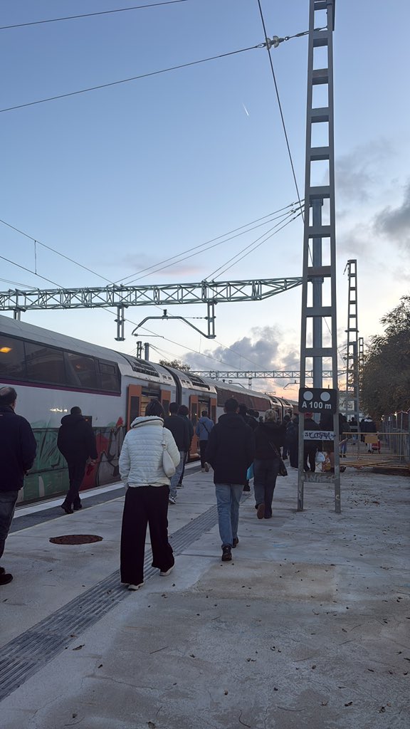 El descanso de los trenes de la <a href="/rodalies/">Rodalies Catalunya</a> es algo… 😮‍💨😮‍💨 2h parados por incidencia después retoma anda 2 paradas más y todos tienen que bajar en Casteldefels y eso. Un montón de gente sin saber de nada que iba pasar