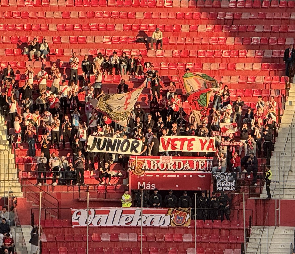 LuisJV93's tweet photo. Otro gesto de la afición del Rayo en contra de Junior ante nuestra gente que les honra muchísimo. 

Ojalá se queden en primera. Afición hermana. https://t.co/lUry7M5qCu