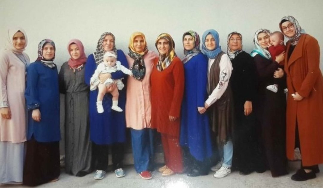 selim29khk's tweet photo. 👉 Bugün #KHKZulmü’nün 3513. günüdür‼️
Bu foto..... İlk gördüğümde beynimden vurulmuşa döndüm. O gün dedim ki; size bu zulmü yapanlardan hesap sormadan ölmek yok.... Bunun hesabı sorulacak.... Başka yolu yok. https://t.co/Mwx3ObUCKR