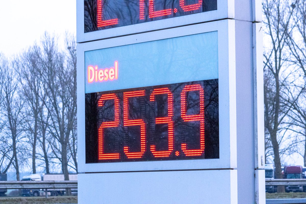 jerfi_pompier's tweet photo. Opvallend prijsverschil, #diesel ruim 10 cent duurder dan #benzine bij Fries tankstation https://t.co/bM5wrXMbm2