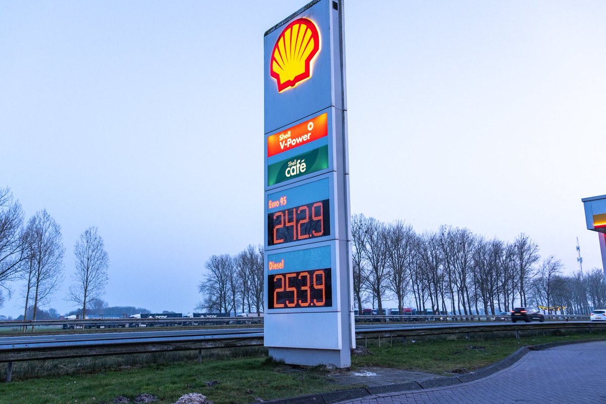 jerfi_pompier's tweet photo. Opvallend prijsverschil, #diesel ruim 10 cent duurder dan #benzine bij Fries tankstation https://t.co/bM5wrXMbm2