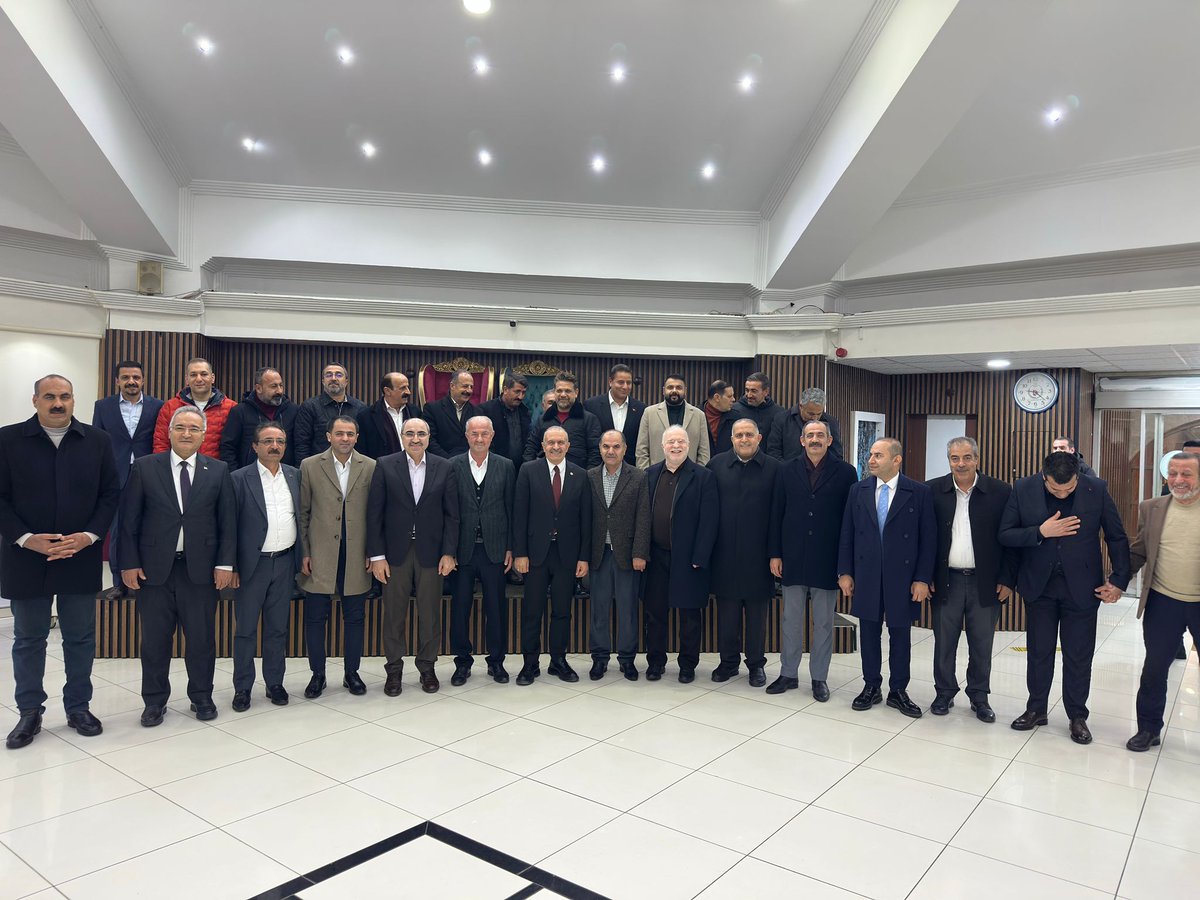 Burhan_Kayaturk's tweet photo. Önceki dönem il başkanlarımızı, belediye başkanlarımızı, gençlik kolları başkanlarımızı ve ilçe başkanlarımızı iftar sofrasında misafir ettik. Davamıza farklı dönemlerde emek vermiş kıymetli yol arkadaşlarımızla aynı sofrada buluşmak bizler için son derece anlamlı oldu.

Geçmiş dönemlerde görev almış teşkilat mensuplarımızın tecrübesi ile bugün görevde bulunan kadrolarımızın azmi ve gayreti bir araya geldiğinde teşkilatımızın gücünün daha da pekiştiğini bir kez daha gördük. Aynı hedef ve ideal etrafında kenetlenmiş kadrolarımızla, birlik ve beraberlik içinde yol yürümeye kararlılıkla devam edeceğiz.