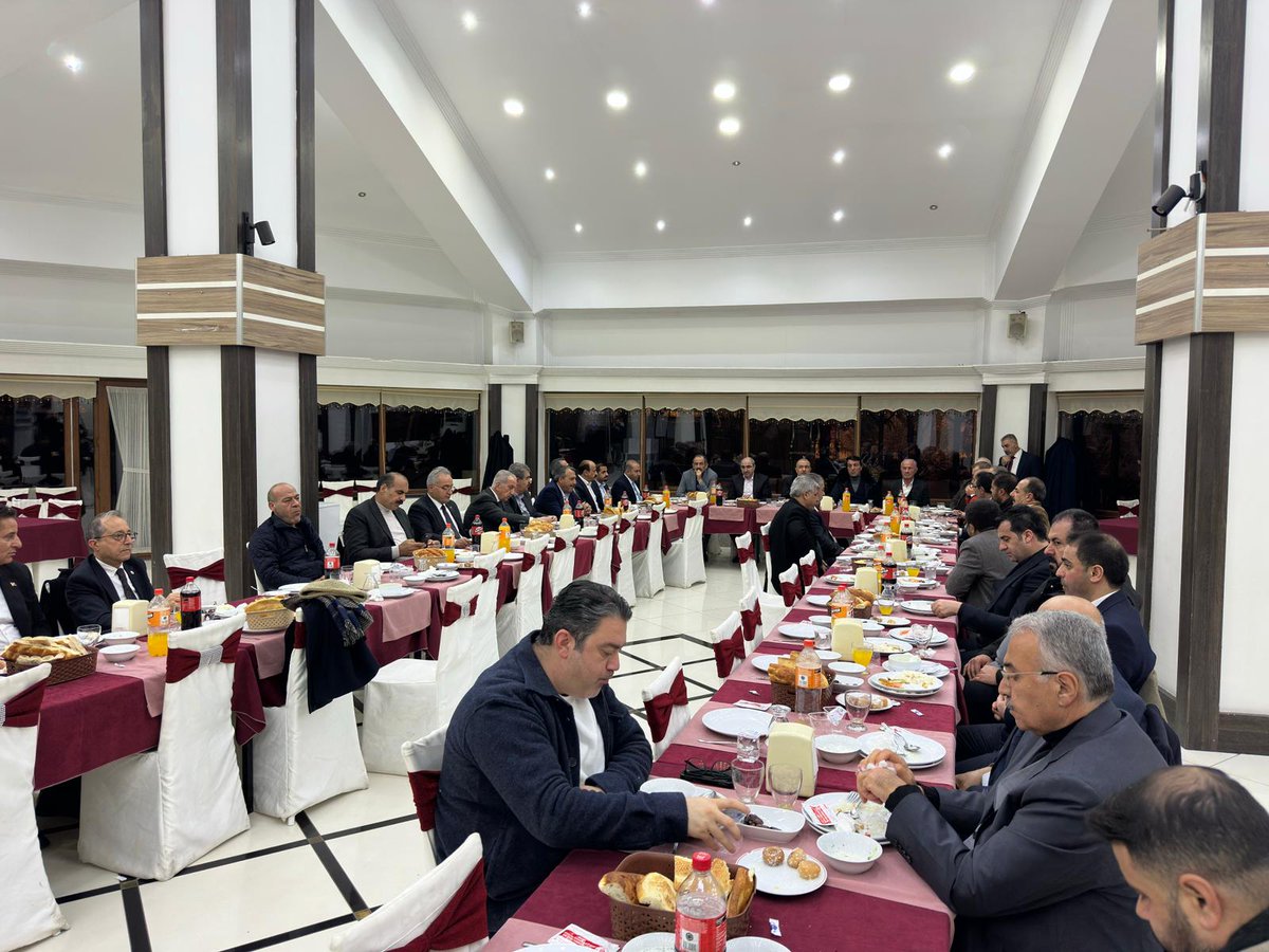 Burhan_Kayaturk's tweet photo. Önceki dönem il başkanlarımızı, belediye başkanlarımızı, gençlik kolları başkanlarımızı ve ilçe başkanlarımızı iftar sofrasında misafir ettik. Davamıza farklı dönemlerde emek vermiş kıymetli yol arkadaşlarımızla aynı sofrada buluşmak bizler için son derece anlamlı oldu.

Geçmiş dönemlerde görev almış teşkilat mensuplarımızın tecrübesi ile bugün görevde bulunan kadrolarımızın azmi ve gayreti bir araya geldiğinde teşkilatımızın gücünün daha da pekiştiğini bir kez daha gördük. Aynı hedef ve ideal etrafında kenetlenmiş kadrolarımızla, birlik ve beraberlik içinde yol yürümeye kararlılıkla devam edeceğiz.