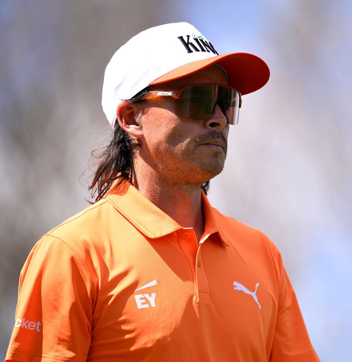 golfer dressed in orange 🚨🥽⛱️ #LOOK — Rickie Fowler is dressed to impress with his traditional  orange fit on Sunday paired with a “KING” hat for a tribute to Arnie. He's  currently 5 off the lead. @RickieLegion