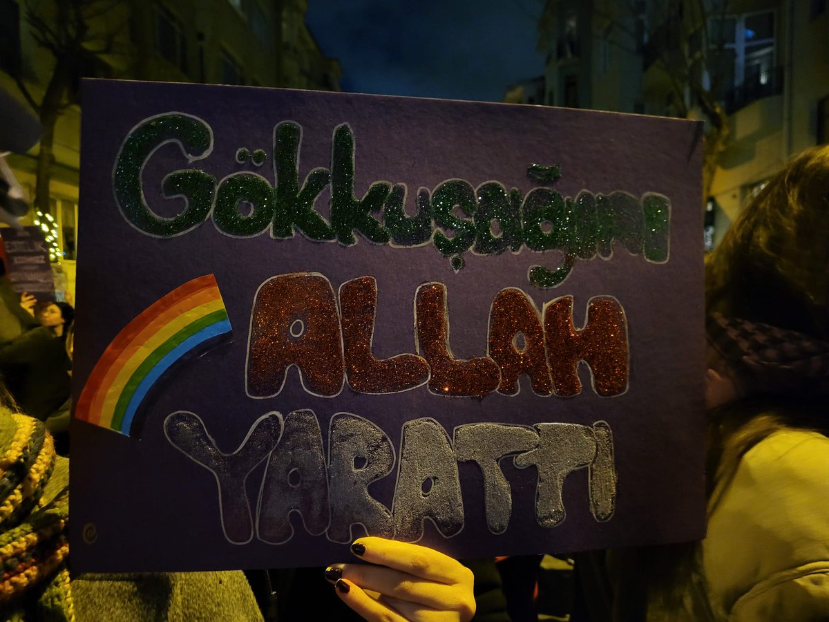 emekadalet's tweet photo. Gökkuşağını Allah Yarattı!

Taksim’de Feminist Gece Yürüyüşü’ne katılan üç arkadaşımız, gökkuşağı bayrağı taşıdıkları gerekçesiyle gözaltına alındı. Baskılarla ve yasaklarla susturamadıkları isyanımızı gözaltılarla da bastıramazlar.

Arkadaşlarımız derhal serbest bırakılsın! https://t.co/NI2auFJm9O