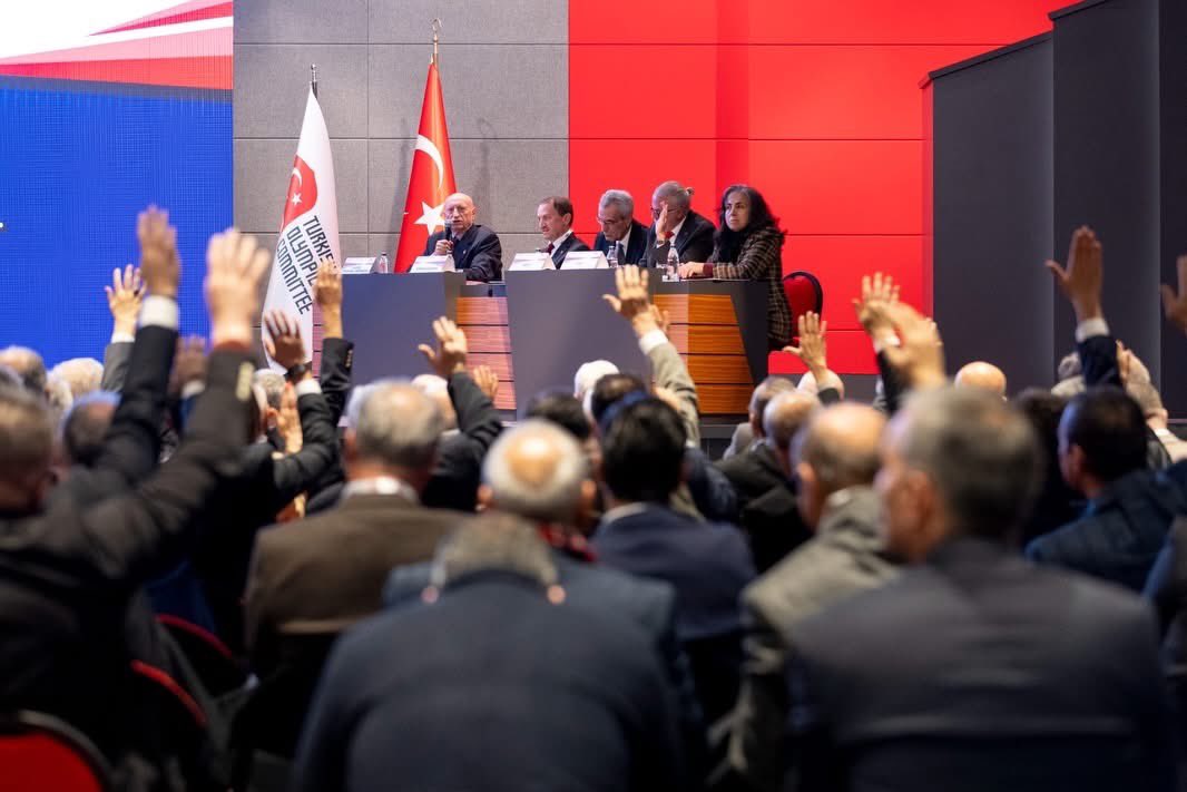 sbhtndvcgl's tweet photo. Türkiye Milli Olimpiyat Komitesi'nin (TMOK) 2025 yılı Olağan Mali Genel Kurul Toplantısı, 8 Mart 2026 tarihinde Olimpiyatevi'nde düzenlendi. TMOK Yönetim ve Denetim Kurulları oy çokluğu ile ibra edildi.
Genel Kurul, #TMOK Başkanı Ahmet Gülüm’ün kapanış konuşmasıyla sona erdi. Gülüm kapanış konuşmasında gelecek dönem başkan adayı olmayacağını açıklarken, Yönetim Kurulu Üyelerine ve çalışma arkadaşlarına teşekkür etti. #IOC #Olimpiyat #TMOK @TMOK_Olimpiyat https://t.co/r3BwMK23OZ