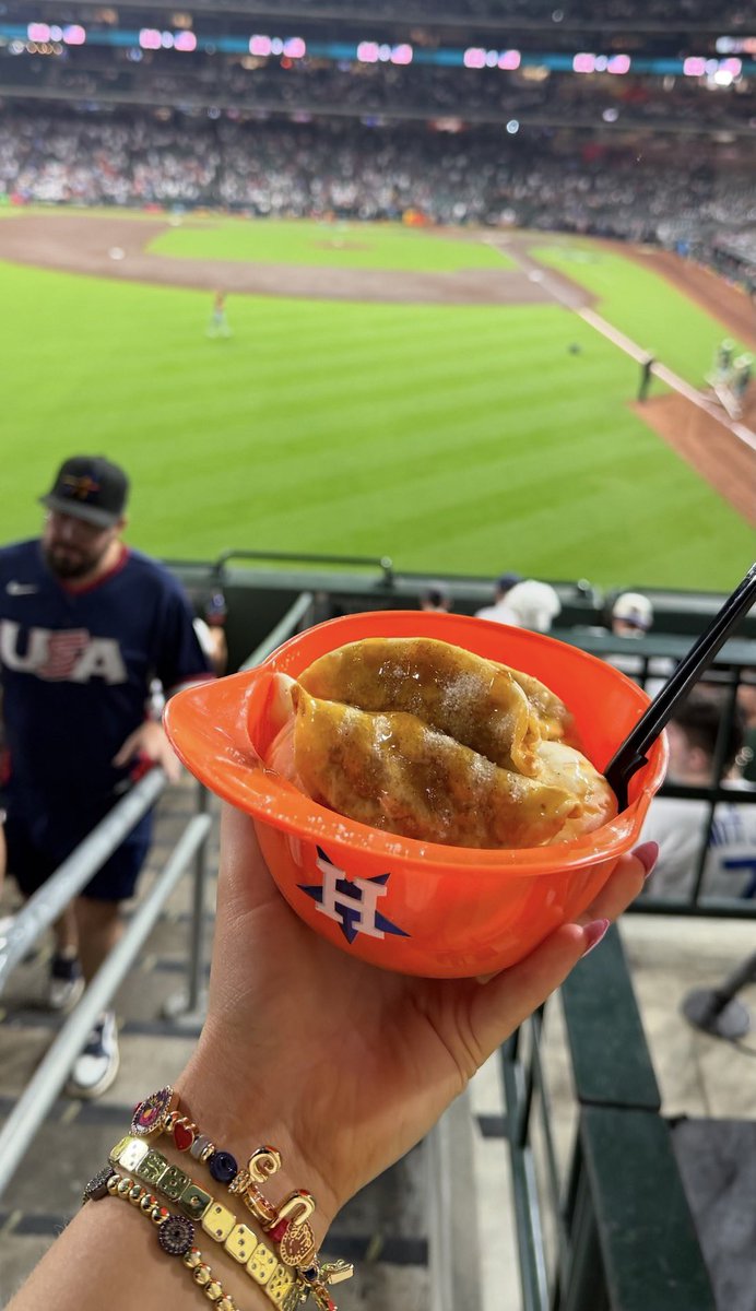 gabbgoudy's tweet photo. my fav #WorldBaseballClassic passport item so far! 

APPLE PIE POTSTICKERS in a mini helmet 

blue bell ice cream topped with apple pie potstickers and a caramel drizzle. located near sections 106/219/411! 

@FanDuel | @WBCBaseball https://t.co/lfngvStMnD
