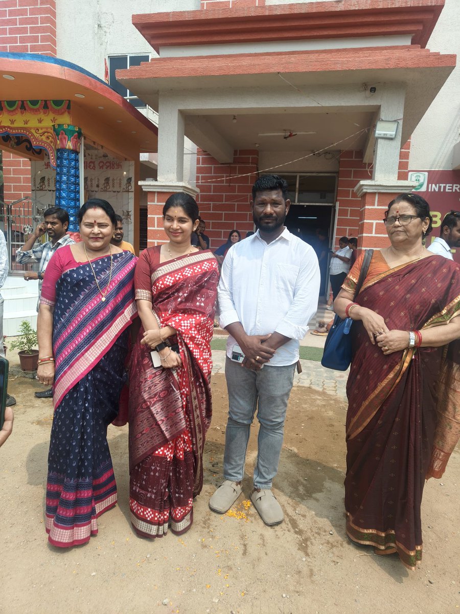 Manojdasbjp's tweet photo. #ଅନ୍ତର୍ଜାତୀୟ_ମହିଳା_ଦିବସ ଅବସରରେ  #ଆଫ୍‌ସା ଏବଂ ସମ୍ବାଦ ଆମ ଓଡିଶା ପକ୍ଷରୁ  ସେଣ୍ଟ ଜାଭିୟର୍ସ ଇଣ୍ଟରନେସନାଲ ସ୍କୁଲରେ ଆୟୋଜିତ ମହିଳା #ରକ୍ତଦାନ ଶିବିର ର ମୁଖ୍ୟ ଅତିଥି #ସମ୍ବାଦ ଏବଂ #କନକ_ନିୟୁଜର ସମ୍ପାଦକ @tanaya_p ଙ୍କୁ ଭେଟି ଶୁଭେଚ୍ଛା ଅଭିନନ୍ଦନ  ଜଣାଇଲି।
#internationalwomensday 
#blooddonation https://t.co/xTQIt9PdsV