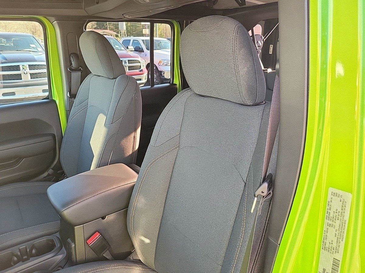 FieldsAuto's tweet image. Adventure-ready and daily-drive friendly. Check out this new 2025 Jeep Wrangler 4-Door Sport in Mojito Clearcoat, then explore more @ bit.ly/46P2aL9 &amp;amp; call 828-761-0704 during normal business hours tomorrow to connect with our team.

#Jeep #JeepWrangler #Asheville #NC