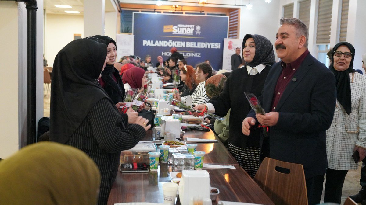 AvMuhammetSunar's tweet photo. 🌺 8 Mart Dünya Kadınlar Günü vesilesiyle eşim Hülya Hanım, Kızım Emine Liva ve AK Parti İlçe Kadın Kolları Başkanımız Saniye Tokçe ile birlikte Palandöken’imizin ekonomik ve sosyal hayatına değer katan, ticari yaşamımıza canlılık kazandıran, emeği ve alın teriyle üretime katkı sunan kıymetli esnaf ve çalışan kadınlarımızı iftarda ağırladık.
Azimleri ve üretkenlikleriyle ilçemize güç katan kadınlarımızın ortaya koyduğu gayreti takdir ediyor, her birine ayrı ayrı teşekkür ediyoruz. @mustafademir @abuyukgumus @avibrahimK @DurmuKilic @tokce_saniye