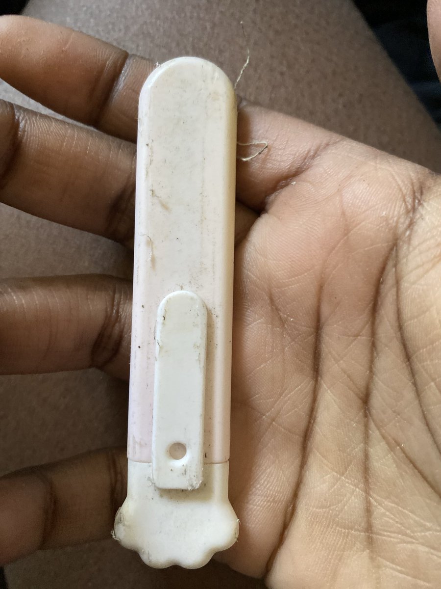 Odshuser's tweet photo. So i just found the razor i threw out my window 3 years ago but i found it inside my window and it wasnt there yesterday .???? https://t.co/uIqB6IbCoA