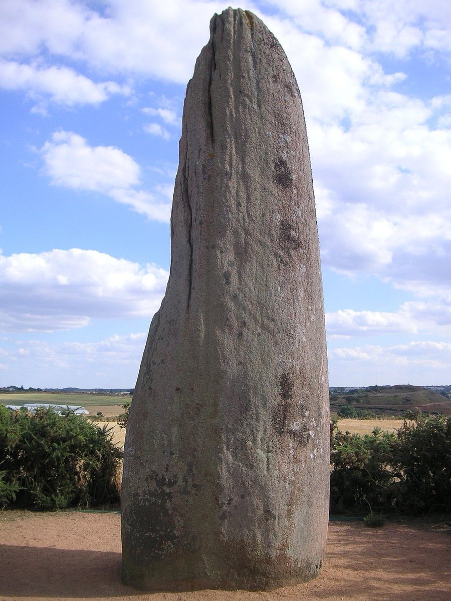 SKL's tweet photo. "The Great Standing Stone (of La Bretellière)". 
"La Grande Pierre Levée (de la Bretellière)". 
6.20 m above ground, its base measures 7.70 m around, weight is estimated at 60 tons
Via @SKL #LesMauges #SudLoire #PaysdelaLoire 
Pays de la Loire, Maine-et-Loire #StandingStoneSunday https://t.co/utOJw9voE5