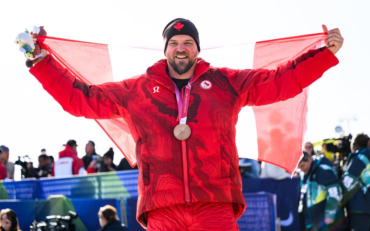 Tyler Turner rides onto the podium in Para snowboard cross at #MilanoCortina2026 – winning a bronze medal for Canada. 🥉 
 
Photo: Angela Burger/CPC