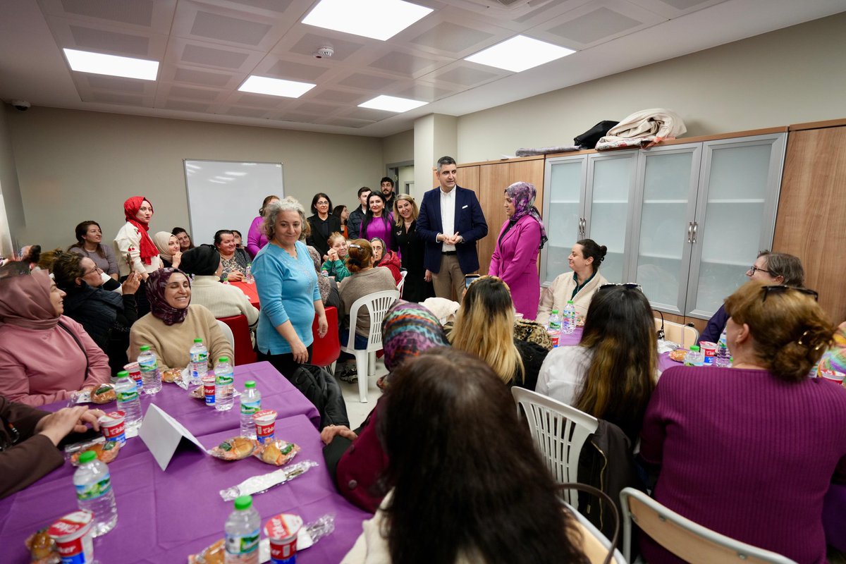 Çok yakında açılışını gerçekleştireceğimiz Yakacık Kadın Yaşam Merkezi’nde, 8 Mart Dünya Emekçi Kadınlar Günü dolayısıyla düzenlenen iftar sofrasında kadınlarla bir araya geldik.

Dayanışmanın, paylaşmanın ve birlikte olmanın güzelliğini aynı sofrada paylaştık.
Emekleriyle,