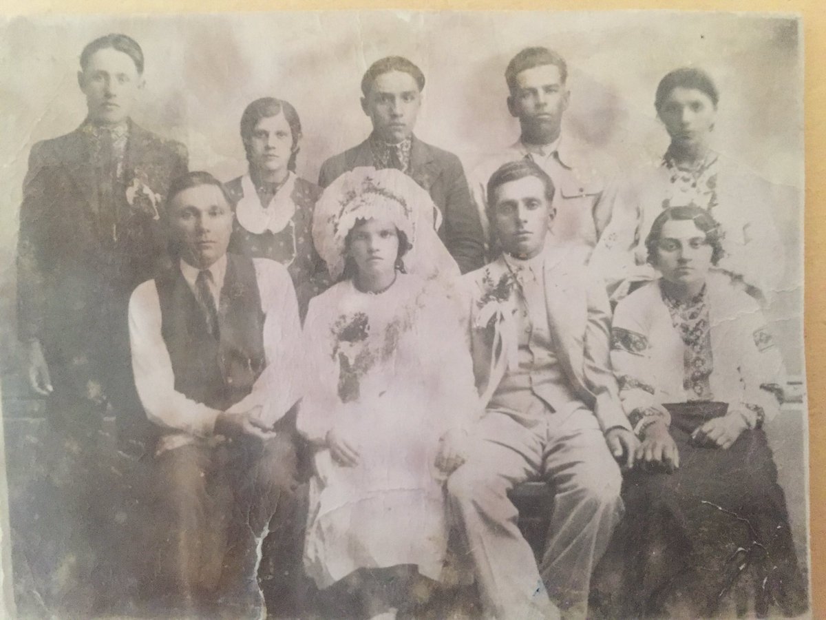 sloochik89's tweet photo. Бабусине весілля

Тернопільська обл., село Великий Говилів, 1937 рік.

Реставрація: Gemini Nano Banana 2 https://t.co/KWRr83F1l2