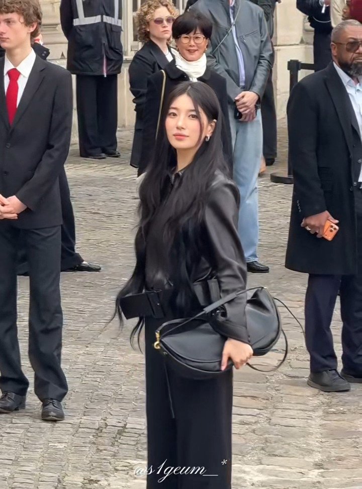 shuzkay's tweet photo. ❤️the lady in white scarf really adores suzy, before suzy came to her direction, she smiles so warmly at her while suzy takes her moment to wave to fans.. and then when suzy finally came close, she asked for a hug... 

🥹🥹🖤🙆🏻‍♀️🙆🏻‍♀️ 

#SUZYxCELINE
#SUZY #수지 https://t.co/1oDkqZkJ4K