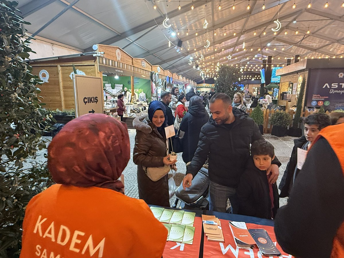 Samsunkadem's tweet photo. 8 Mart Dünya Kadınlar Günü kapsamında Büyükşehir Belediyemizin Ramazan Sokağı çadırında standımızı açarak kadınlarımızla bir araya geldik. 🌙

Tüm kadınların 8 Mart Dünya Kadınlar Günü kutlu olsun. 💐 https://t.co/3nUNR3OobM