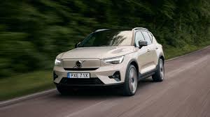 Låt oss spräcka den där gröna, utopiska bubblan med lite kalla, stenhårda fakta från verkligheten. Miljörörelsen älskar att prata om elbilar som om de vore magiskt framtrollade av morgondagg och kottar, men sanningen är att en elbil är ett rullande monument över den petrokemiska