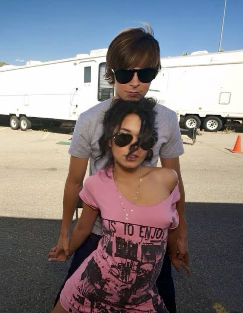 notgwendalupe's tweet photo. Zac Efron and Vanessa Hudgens on the set of High School Musical 3 https://t.co/yOnDahjZR4