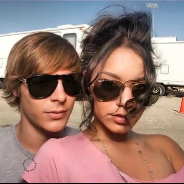 notgwendalupe's tweet photo. Zac Efron and Vanessa Hudgens on the set of High School Musical 3 https://t.co/yOnDahjZR4