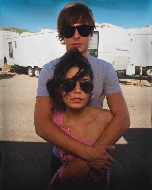 notgwendalupe's tweet photo. Zac Efron and Vanessa Hudgens on the set of High School Musical 3 https://t.co/yOnDahjZR4