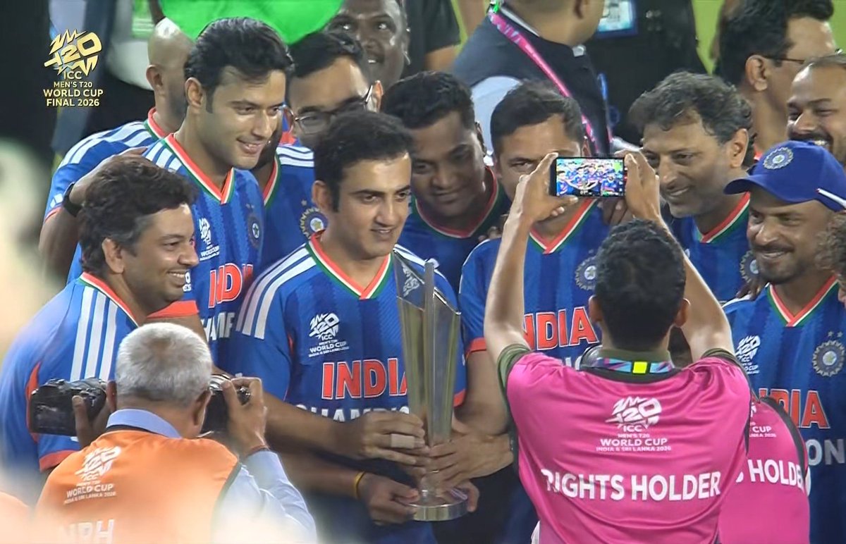 they literally had to force Gautam Gambhir to get a proper picture with T20 World Cup trophy coz he wasn't getting clicked with it 😭😭😭