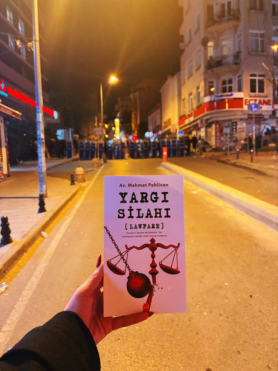 Sıraselviler Caddesi'nden herkese merhaba. 

Mehmet Pehlivan'ın tek kişilik hücresinde kaleme aldığı "Yargı Silahı" artık kitabevlerinde.

Alan, okuyan, eline ulaşan herkesin paylaşımını bekliyoruz.