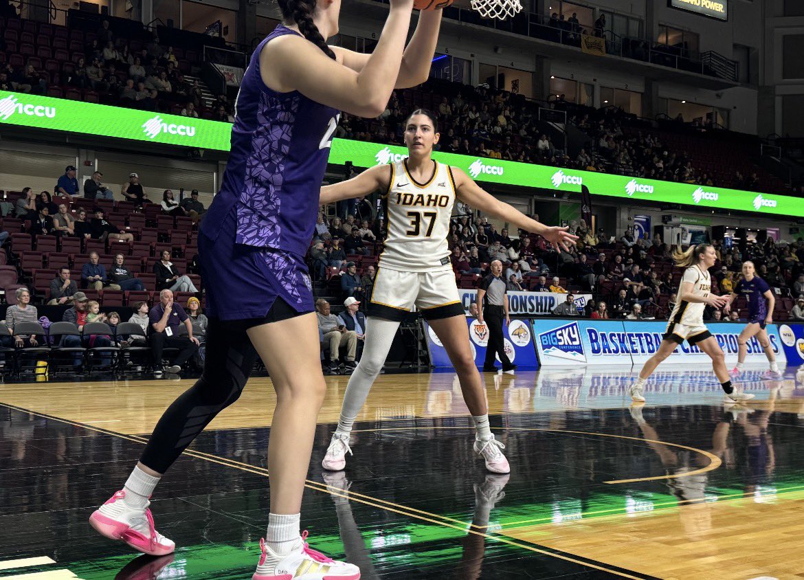 IdahoPubRadio's tweet photo. Halftime at #StarchMadness in Boise: @VandalsWBB leads Weber State, 36-21. (@randarae, reporting and photos) https://t.co/EBPC1gZuEG