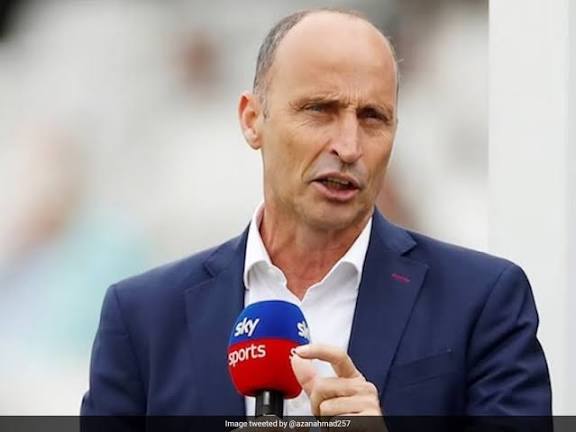 World Cup में भारत की जीत पर भड़के 
नासिर हुसैन,
कमेंट्री के दौरान नासिर हुसैन ने कहा,

ICC पर BCCI का इतना दबदबा क्रिकेट के लिए बिलकुल भी अच्छा नहीं है। मेरा मतलब है कि आप ऐसी पिचें नहीं बना सकते जो भारतीय टीम के अनुकूल हों, 
वो भी विश्व कप फाइनल में। 
भारत ने पावर प्ले में